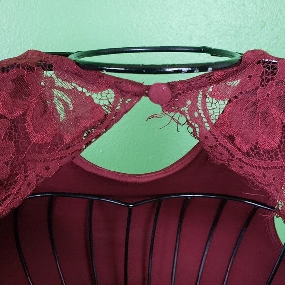 Lulus NWT Burgandy Short Lace Fit and Flare Dress Size Small - Picture 5 of 11